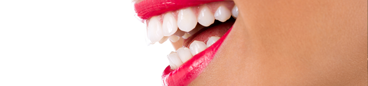 Weibliche Lippen mit rotem Lippsentift lächeln und zeigen strahlend weiße Zähne.