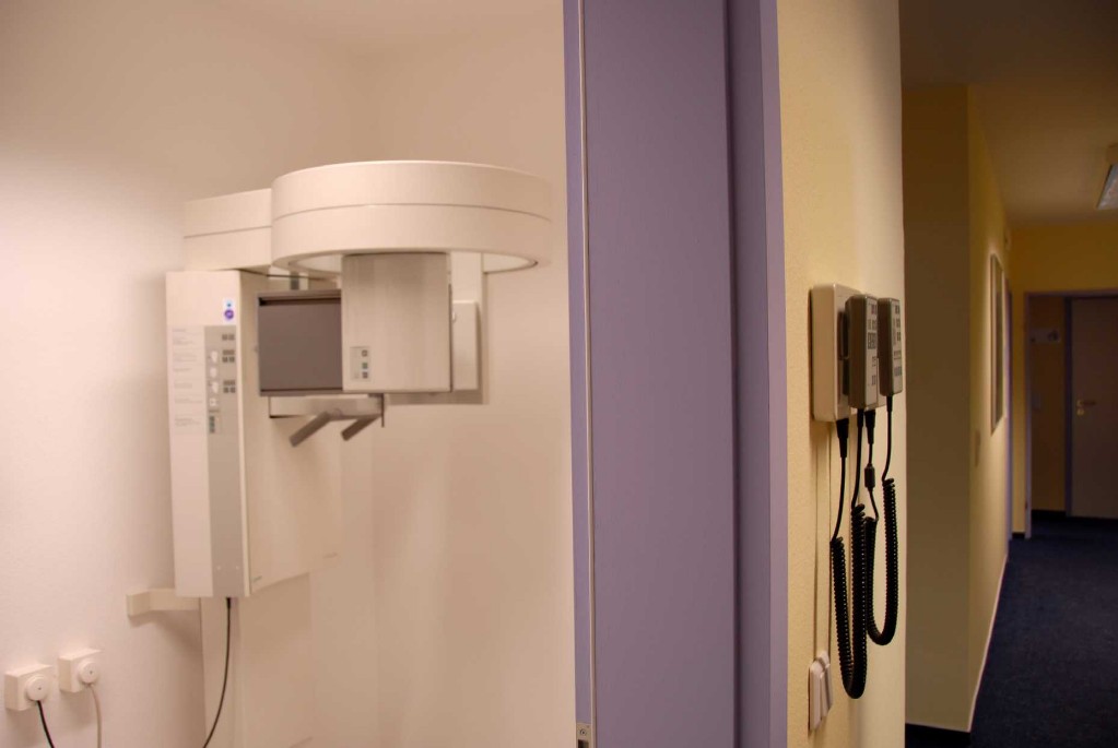 Blick vom Flur ins Röntgenzimmer auf das Panorama-Röntgengerät.
