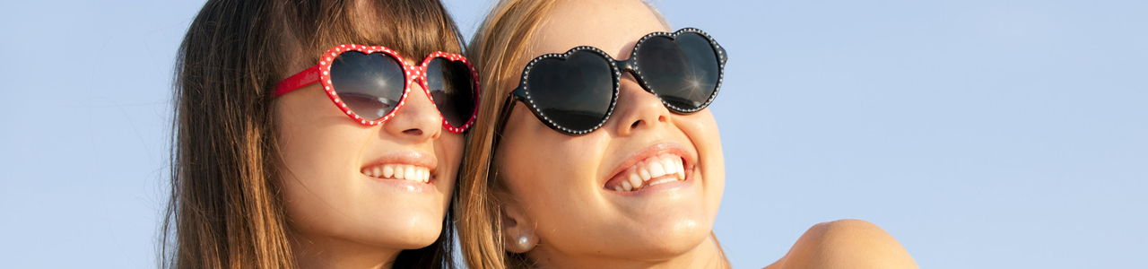 Zwei Teenager Mädchen lächeln in der Sonne