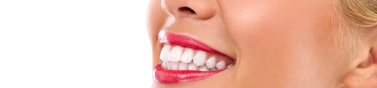 Weibliche Lippen mit rotem Lippsentift lächeln und zeigen strahlend weiße Zähne.